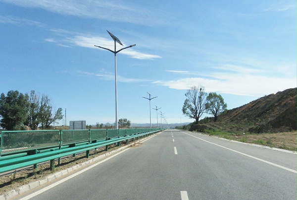 廣東太陽能雙臂路燈