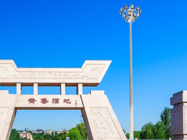 一套完整的高桿燈又那些配件構成的